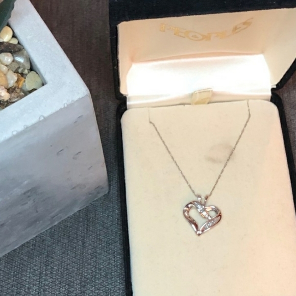 10k Diamond Crossover Heart Pendant Necklace - Picture 2 of 8